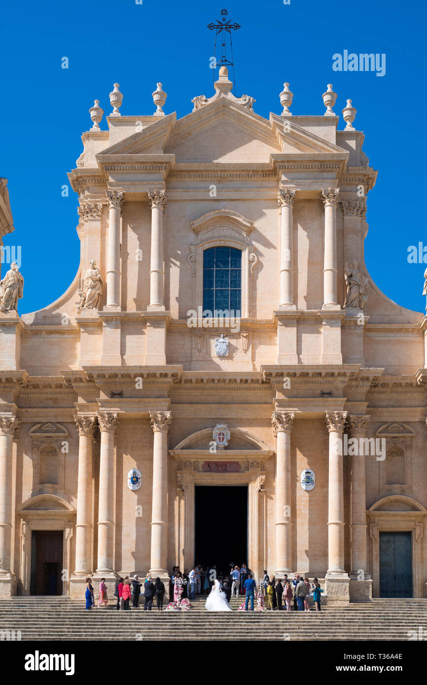 Mariée mariage pour arriver à la cathédrale de style baroque de saint Nicolas dans la ville de Noto, au sud-est de la Sicile, Italie Banque D'Images