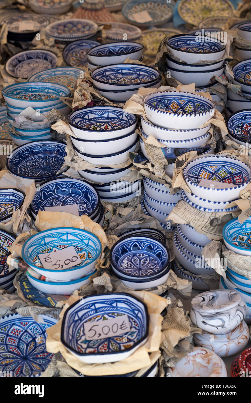 Bols en céramique traditionnelle typique en vente avec des prix en euros à l'ancien marché de rue - Mercado - dans Ortigia, Syracuse, Sicile Banque D'Images