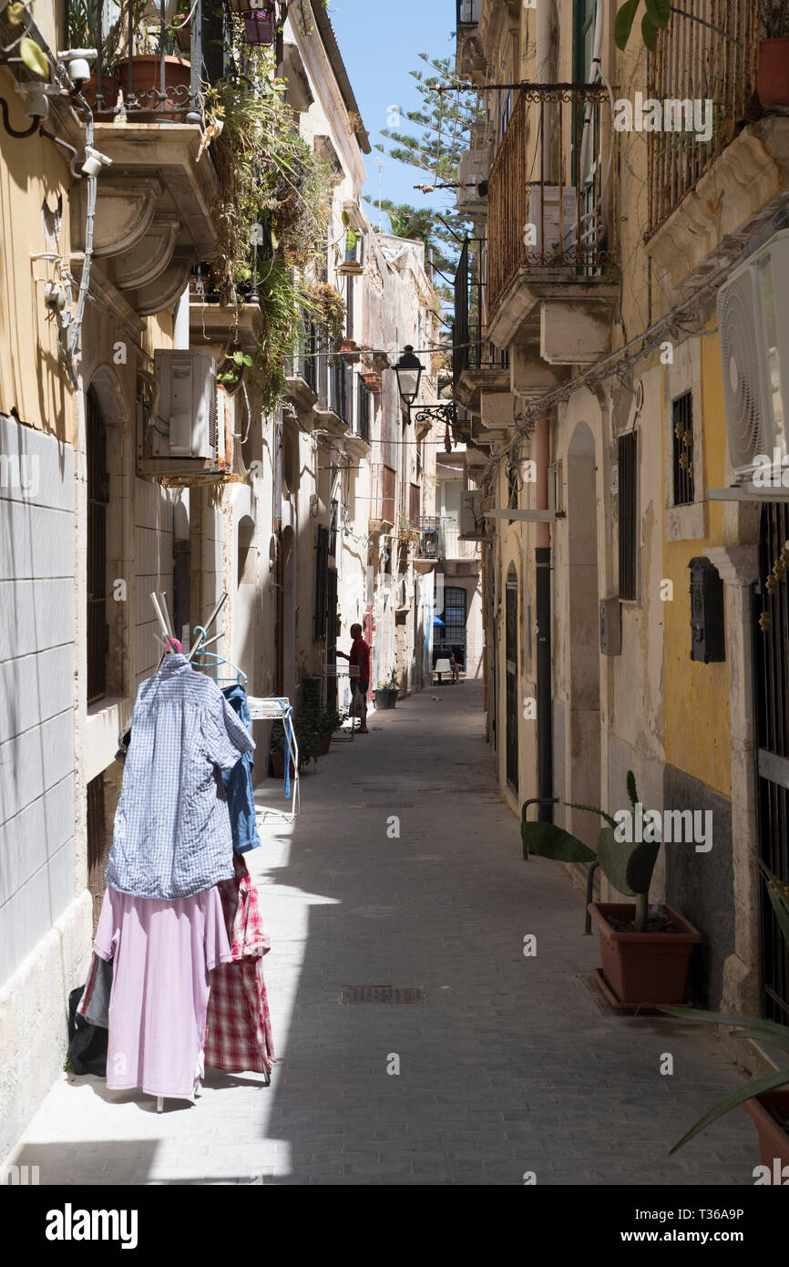 D'un balcon, de lanternes et de blanchisserie en scène de rue à ruelle en grec de rues par la via della Giudecca, Ortigia, Syracuse, Sicile Banque D'Images