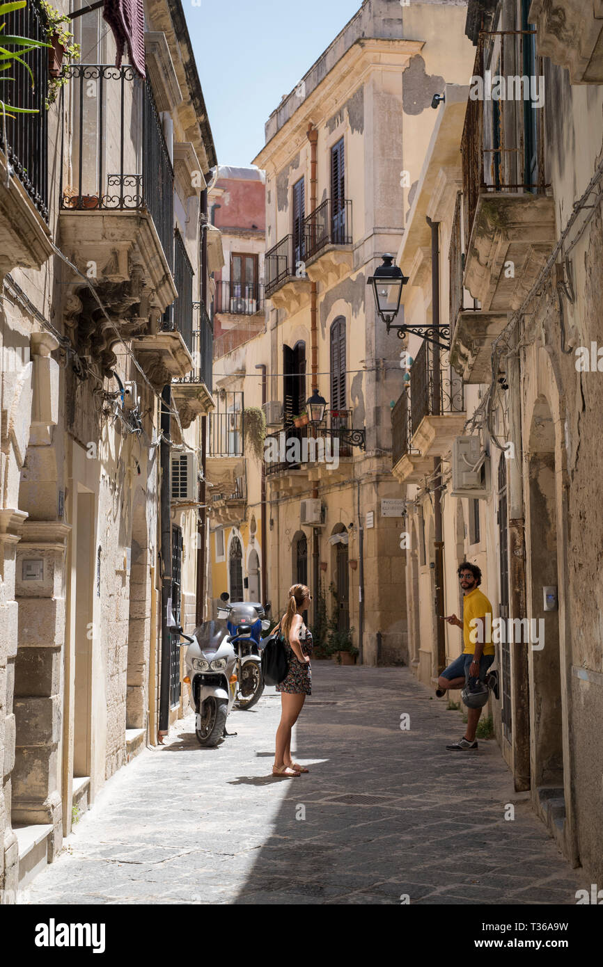 Sections locales en vue d'une rue en impasse en grec de rues par la via della Giudecca, Ortigia, Syracuse, Sicile Banque D'Images