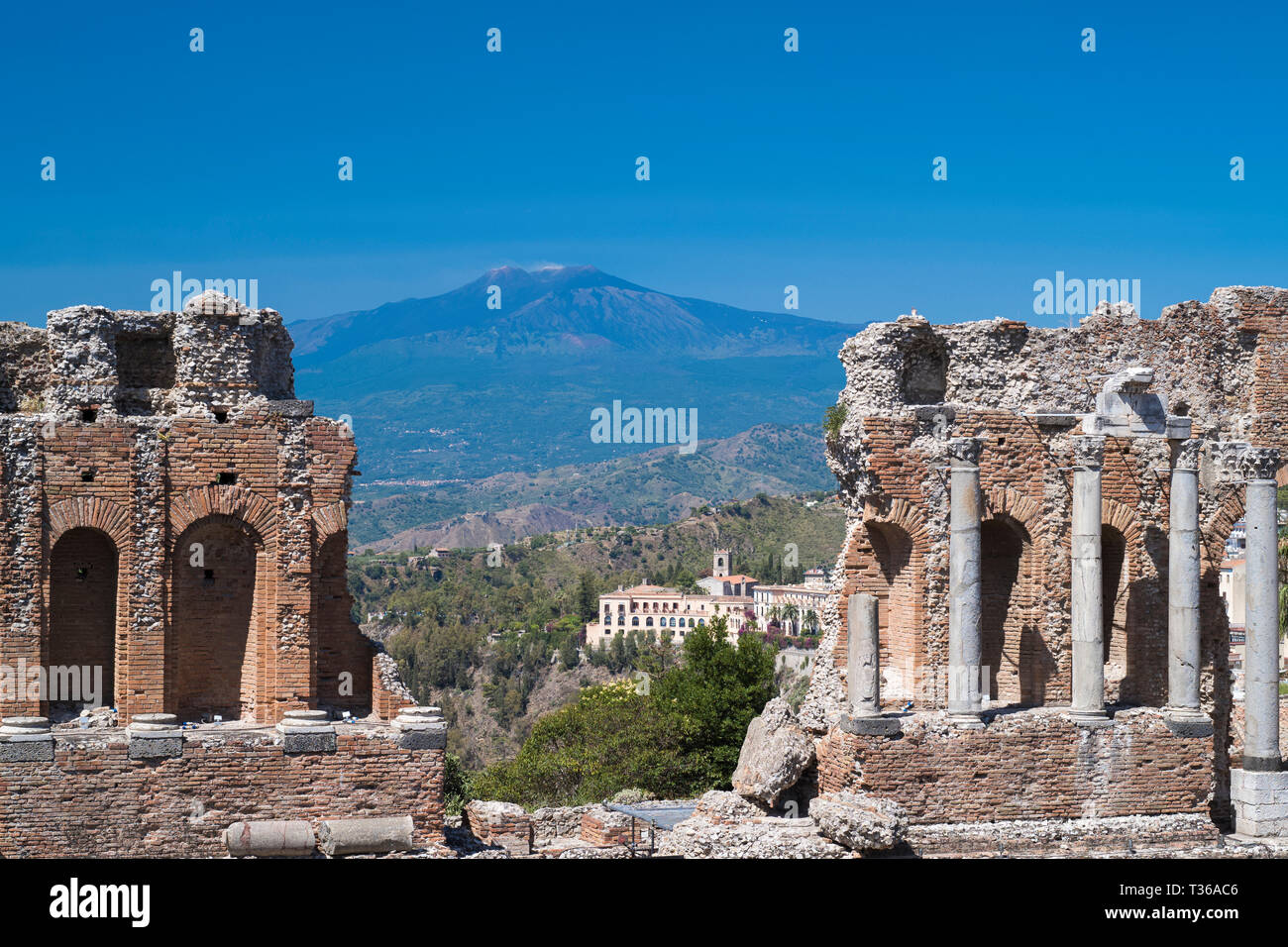 Vue sur le mont Etna de ruines de l'ancien théâtre grec - Teatro Greco - Amphithéâtre de Taormina, Sicile, Italie de l'Est Banque D'Images