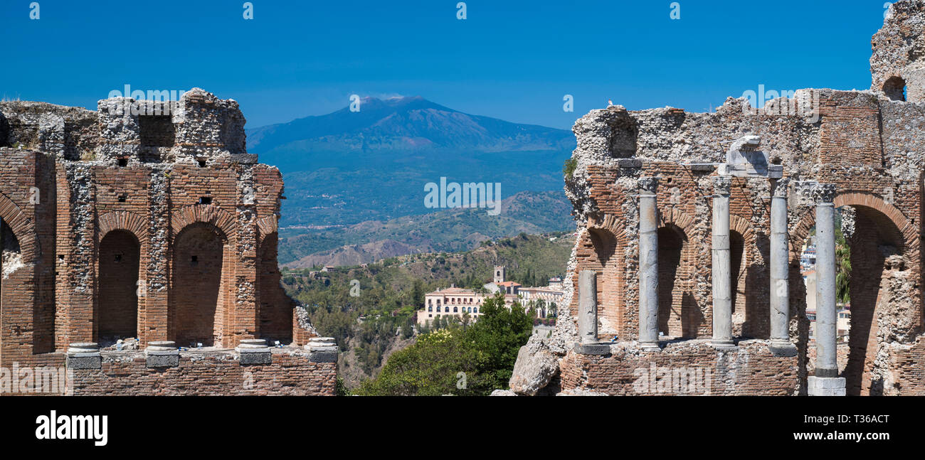 Vue sur le mont Etna de ruines de l'ancien théâtre grec - Teatro Greco - Amphithéâtre de Taormina, Sicile, Italie de l'Est Banque D'Images