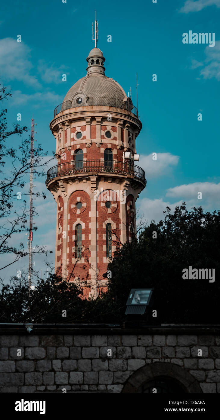 Water tower Torre dos Rius sur la colline du Tibidabo, Barcelone, Catalogne, Espagne. Banque D'Images