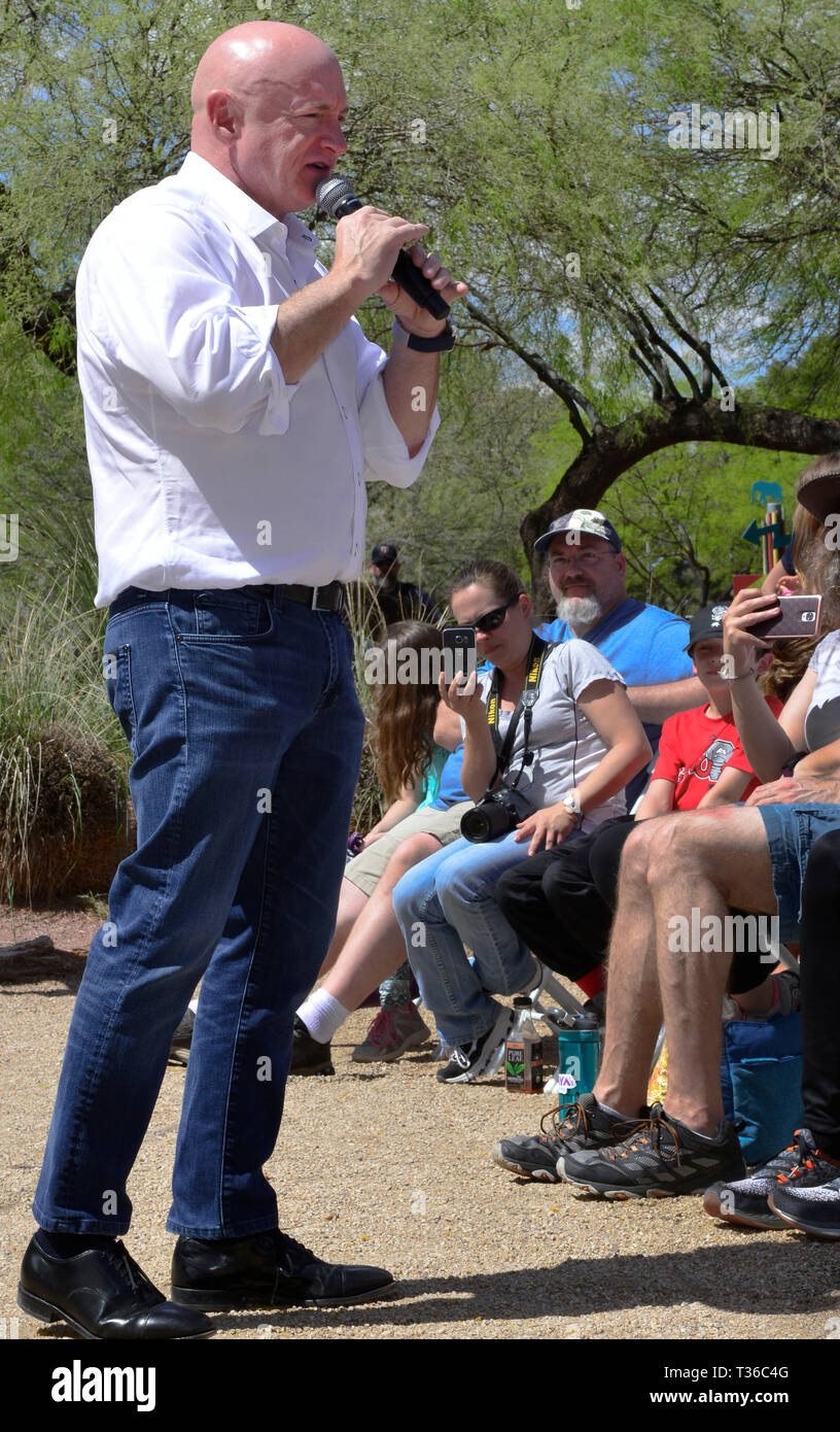 Ancien astronaute, auteur et activiste politique, Mark Kelly, qui est en cours d'exécution pour le Sénat américain, parlant au Reid Park Zoo, Tucson, AZ, États-Unis d'Amérique Banque D'Images
