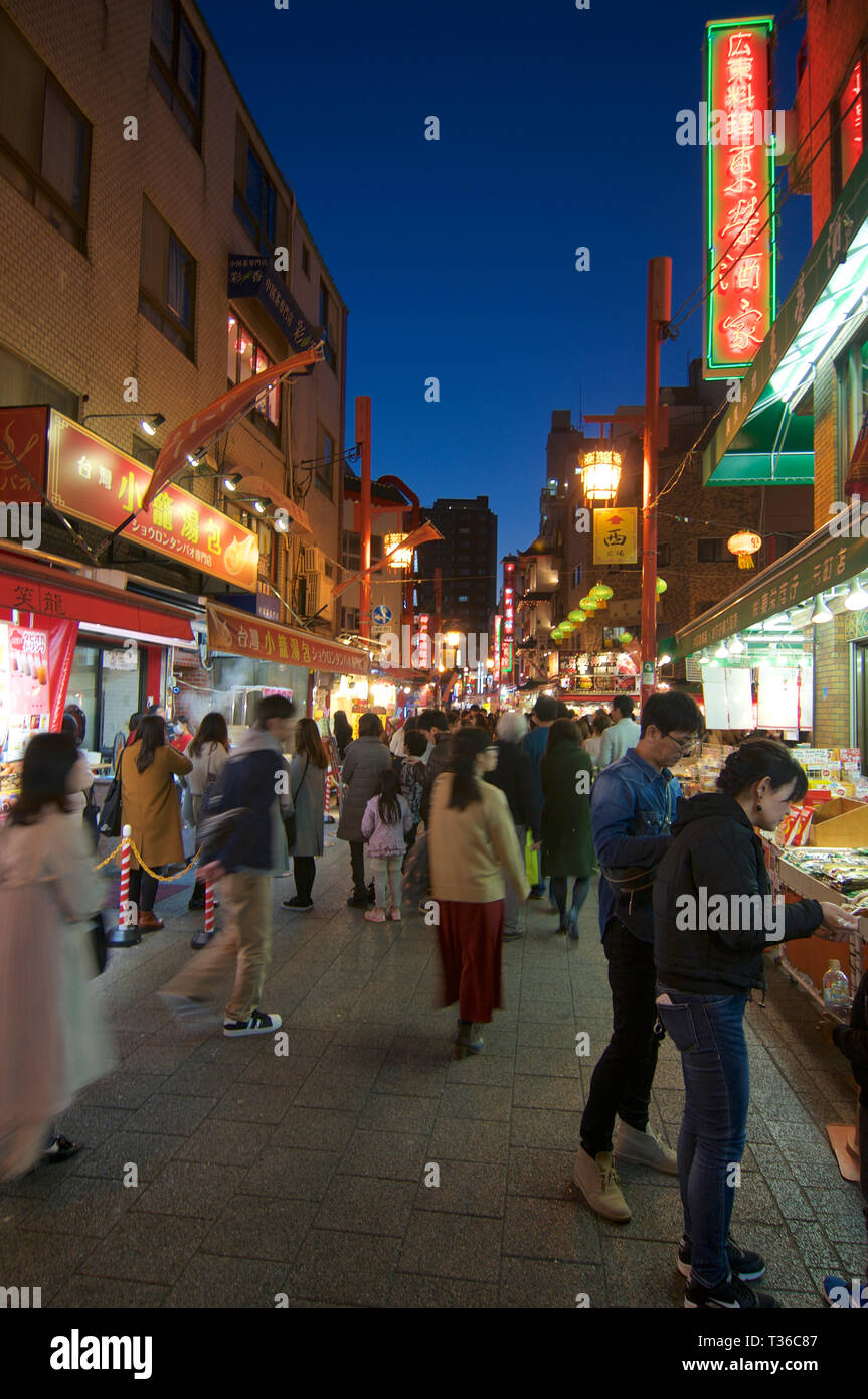 Kobe, Hyogo, Japon - 17 novembre 2018 : vue sur la rue animée du quartier chinois de Kobe dans la nuit dans la région de Kobe Nankinmachi, Japon Banque D'Images