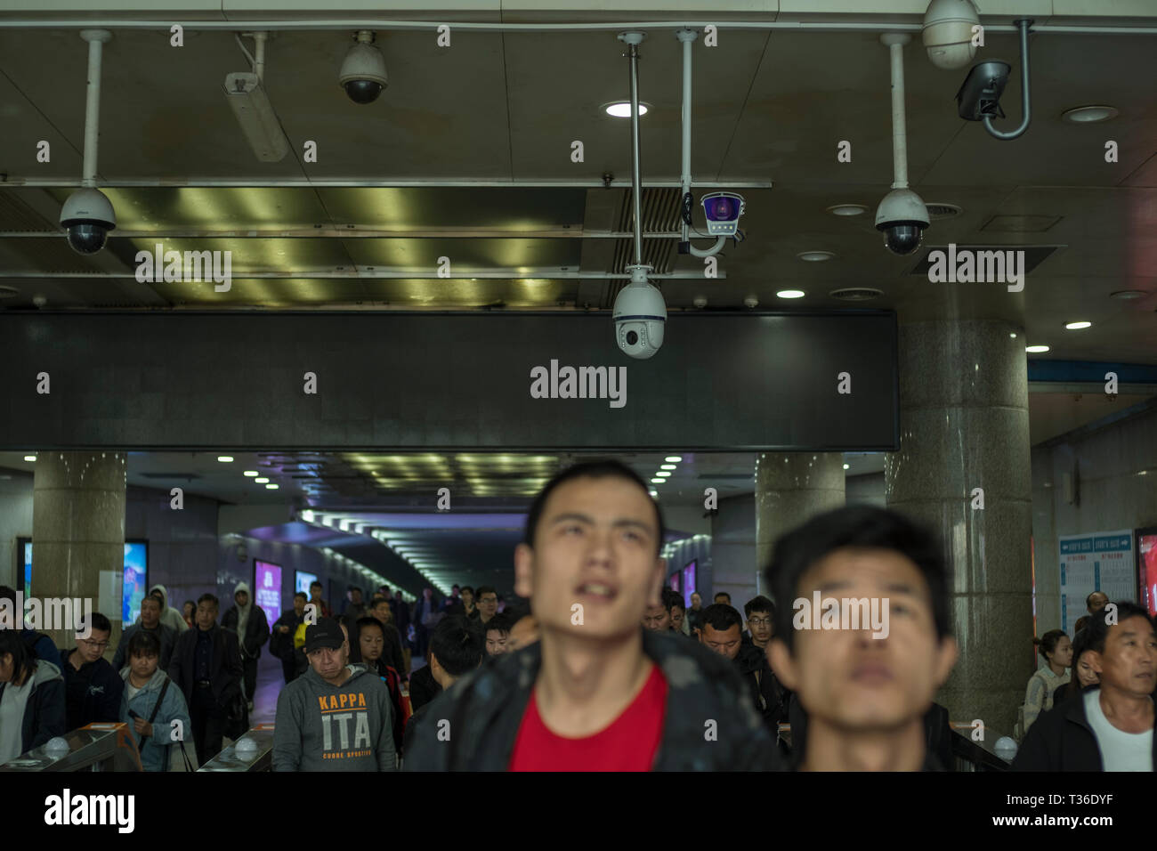 Les caméras de sécurité CCTV fonctionnant à la sortie d'une gare ferroviaire à Nanchang, province de Jiangxi, Chine. 06-Apr-2019 Banque D'Images