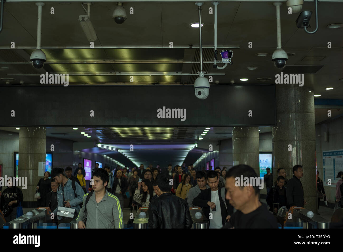 Les caméras de sécurité CCTV fonctionnant à la sortie d'une gare ferroviaire à Nanchang, province de Jiangxi, Chine. 06-Apr-2019 Banque D'Images