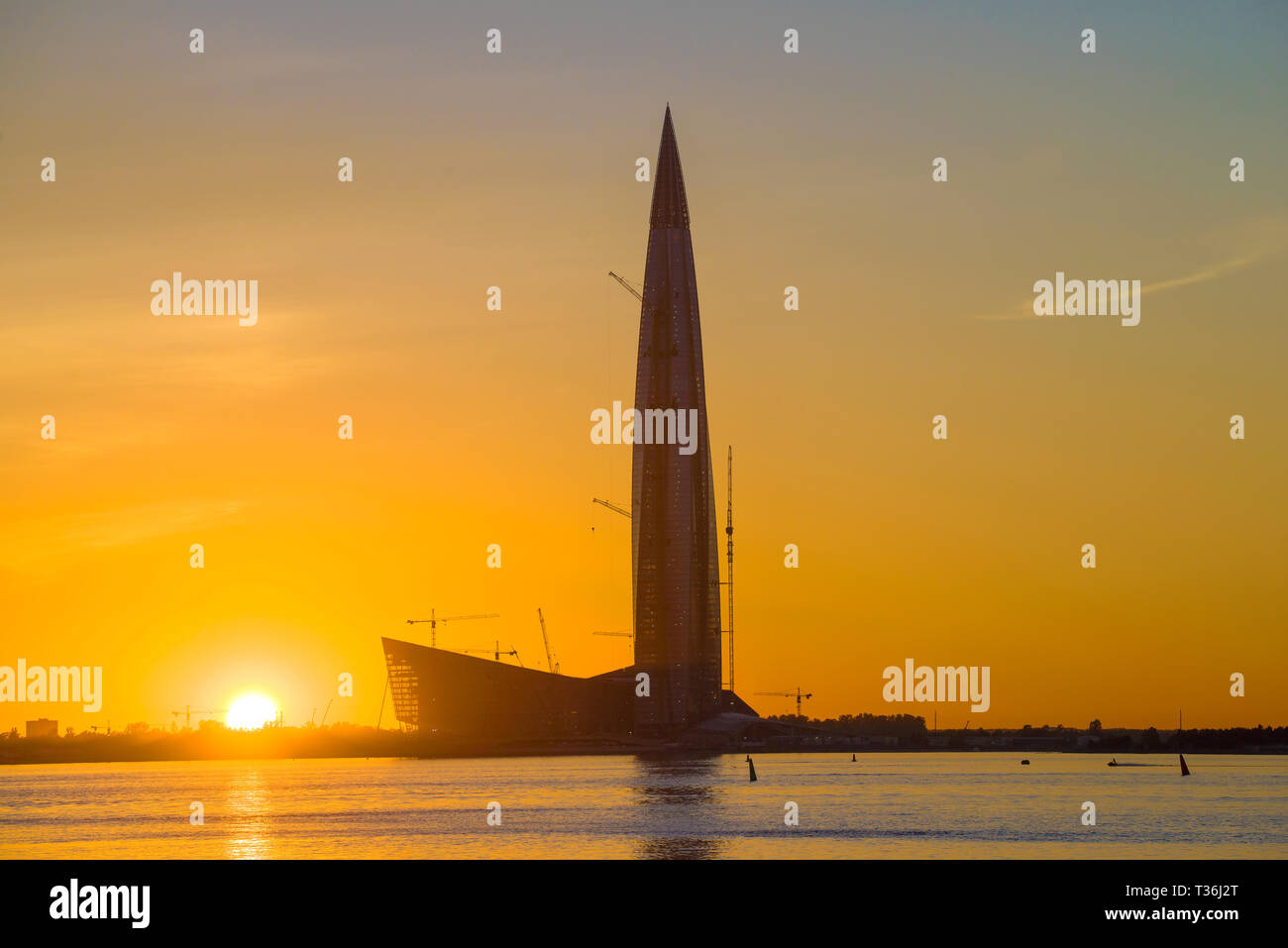 SAINT-Pétersbourg, Russie - le 28 mai 2018 : immeuble de grande hauteur 'Lakhta Centre' close-up dans le contexte d'un coucher de soleil de printemps Banque D'Images