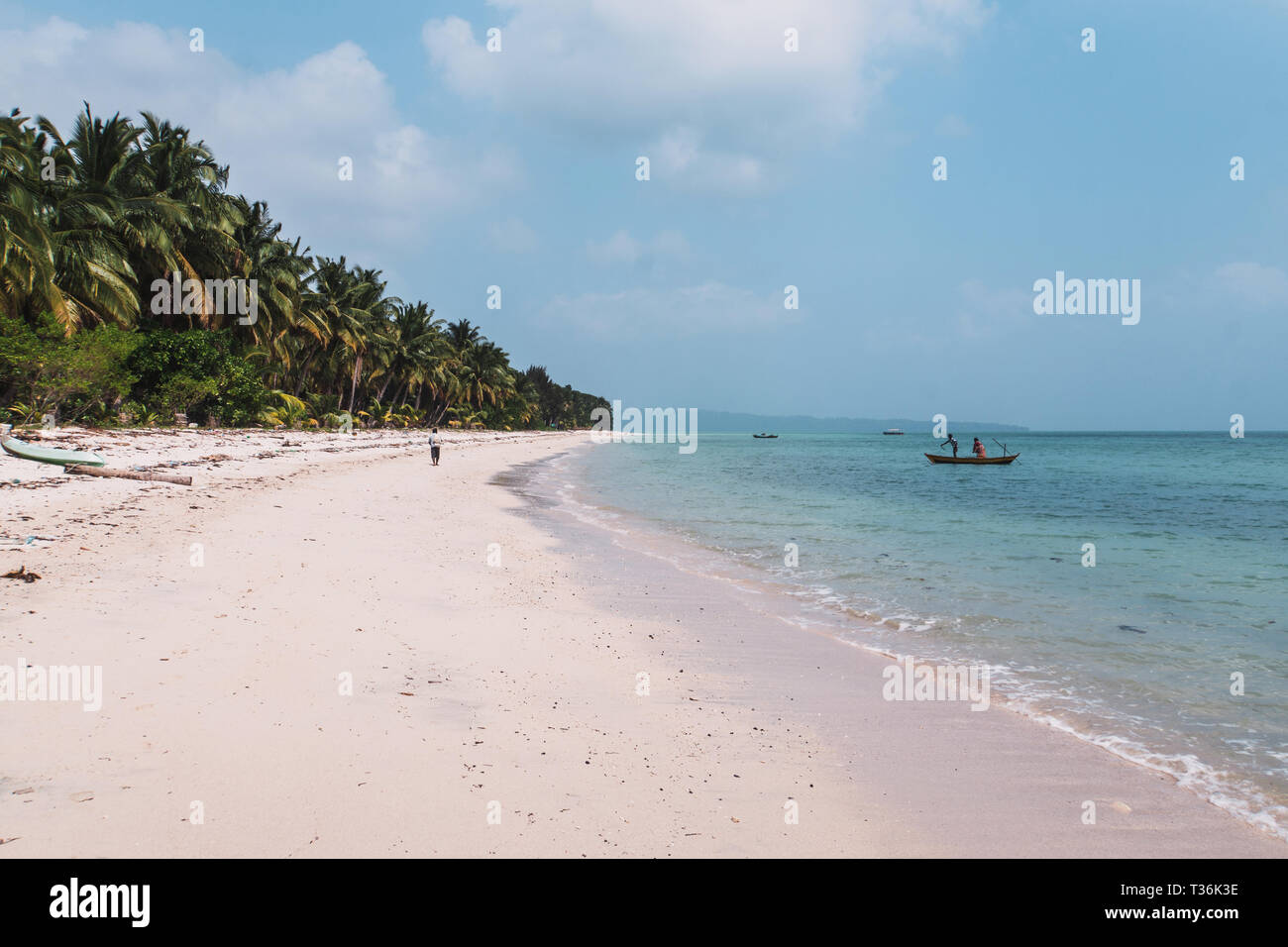 Un résident local promenades le long d'une plage sale. Havelock island Îles Andaman et Nicobar. L'Inde Banque D'Images