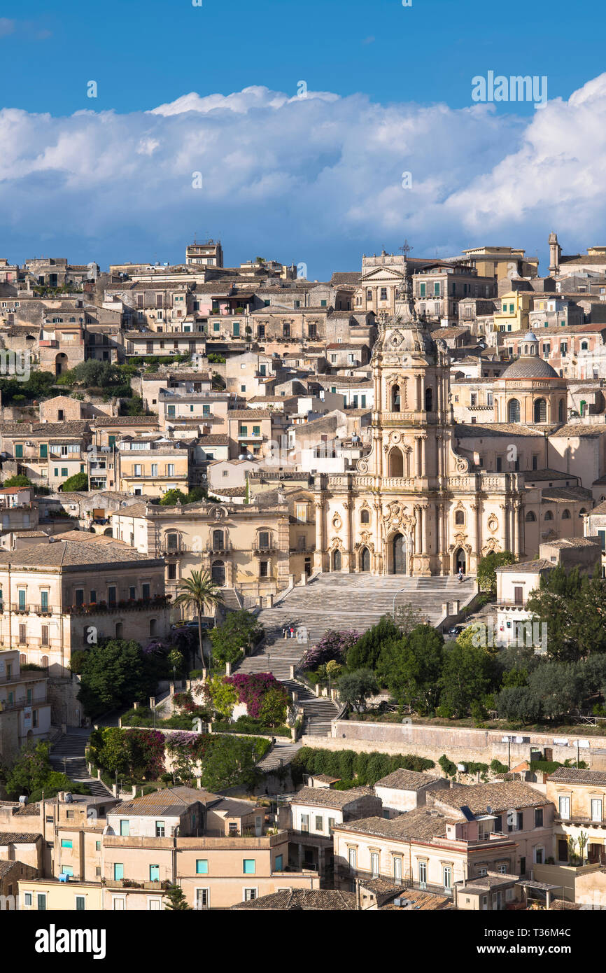 La colline de l'ancienne ville de Modica Alta et cathédrale de San Giorgio célèbre pour l'architecture baroque de Modica Bassa, Sicile Banque D'Images