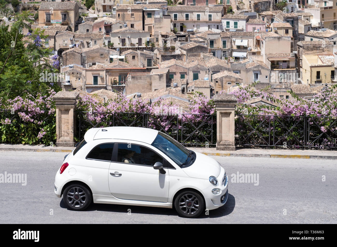 Couleur blanc Fiat 500 Cinquecento dans hill ville de Modica Alta à vers Modica Bassa, Sicile, Italie Banque D'Images
