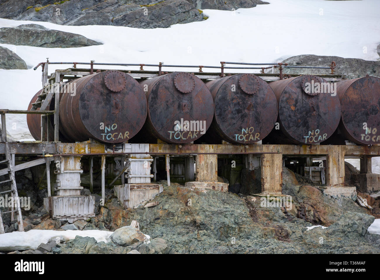 Barils de pétrole à Almirante Brown station à Neko Harbour dans la péninsule antarctique, Paradise Bay. Banque D'Images