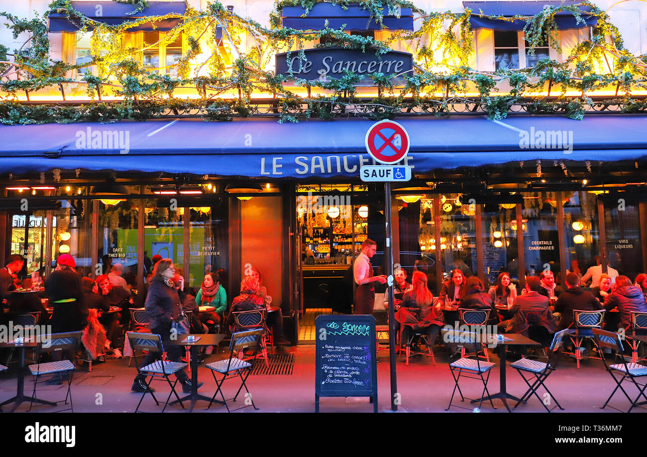 Le célèbre Cafe Le Sancerre la nuit . Il est situé dans le quartier Montmartre, Paris, France. Banque D'Images