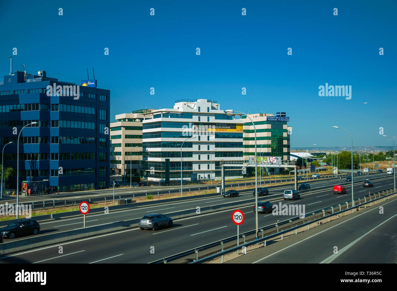 L'autoroute à fort trafic et des panneaux de limite de vitesse au quartier d'affaires à Madrid. Capitale de l'Espagne avec dynamisme et vie culturelle intense. Banque D'Images