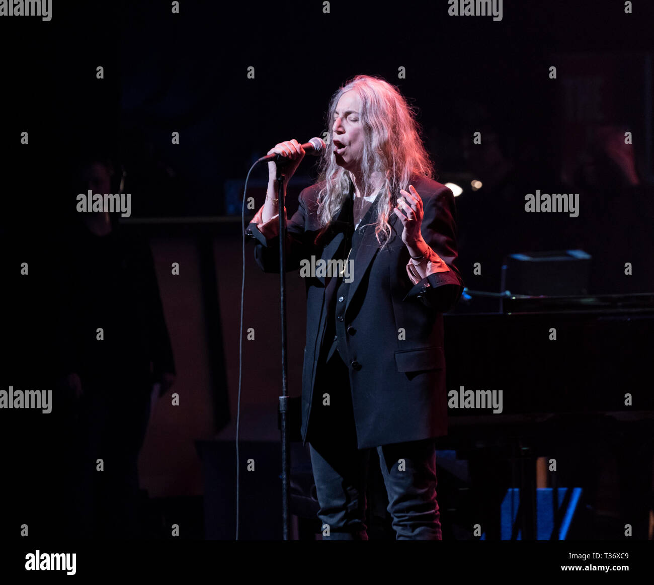 New York, NY - 4 Avril, 2019 : Patti Smith joue sur la scène au cours de Jazz Foundation of America Benefit concert grande nuit de Harlem au Apollo Theatre Banque D'Images