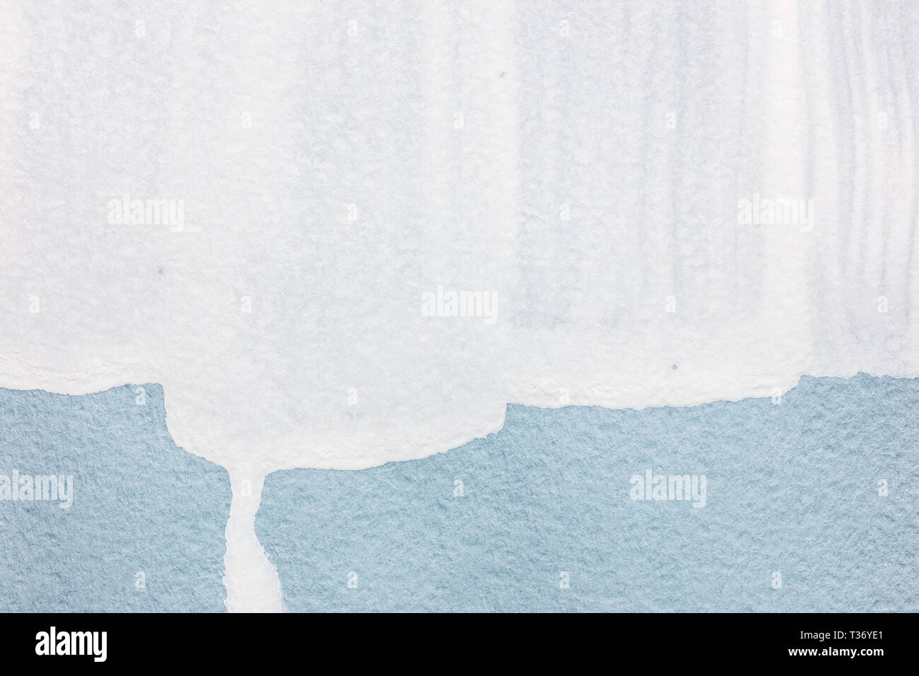 Papier fond bleu clair avec des coups de pinceau de peinture blanche acrylique Banque D'Images