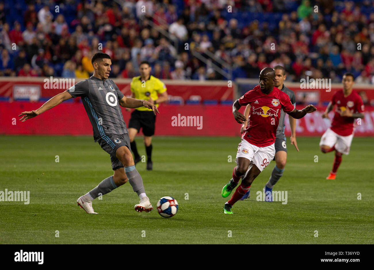 Harrison, NJ - 6 Avril 2019 : Romain Metanire (19) du Minnesota United FC contrôle ball pendant les match contre MLS Red Bulls au Red Bull Arena Minnesota 2-1 Banque D'Images