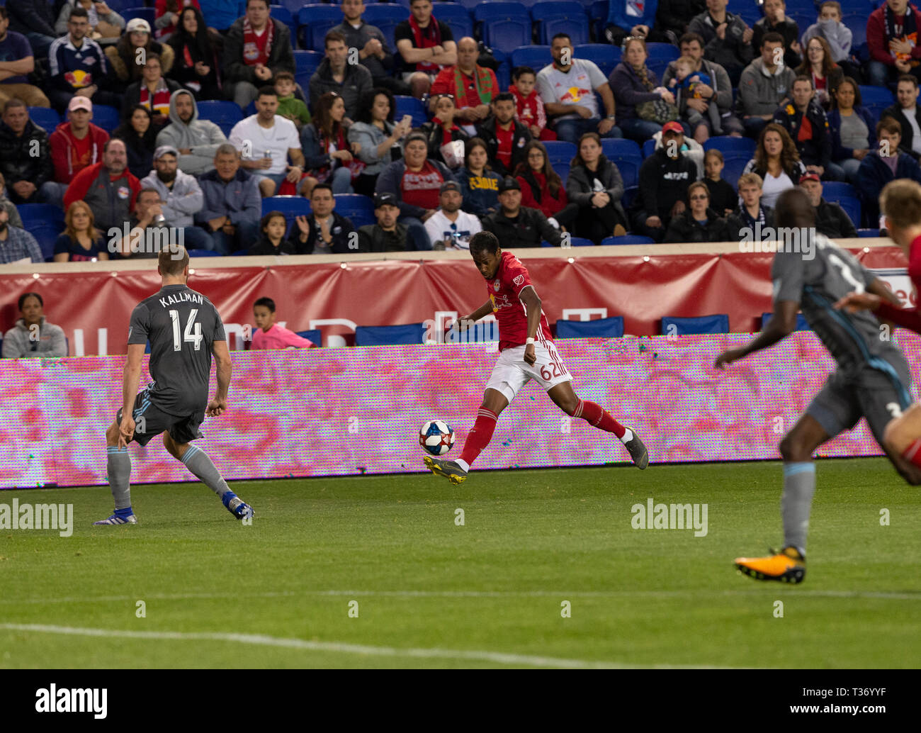 Harrison, NJ - 6 Avril 2019 : Michael Murillo (62) Red Bulls de balle des contrôles pendant les MLS match contre Minnesota United FC au Red Bull Arena Minnesota 2-1 Banque D'Images