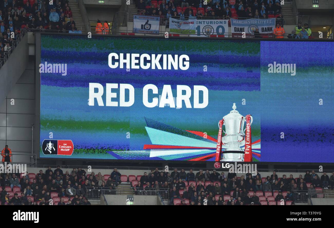 VAR vérifie la carte rouge possible dans la première moitié de l'incident au cours de la FA Cup match de demi-finale entre Brighton & Hove Albion et Manchester City au stade de Wembley . 6 avril 2019 Editorial uniquement. Pas de merchandising. Pour des images de football Premier League FA et restrictions s'appliquent inc. aucun internet/mobile l'usage sans licence FAPL - pour plus de détails Football Dataco contact Banque D'Images