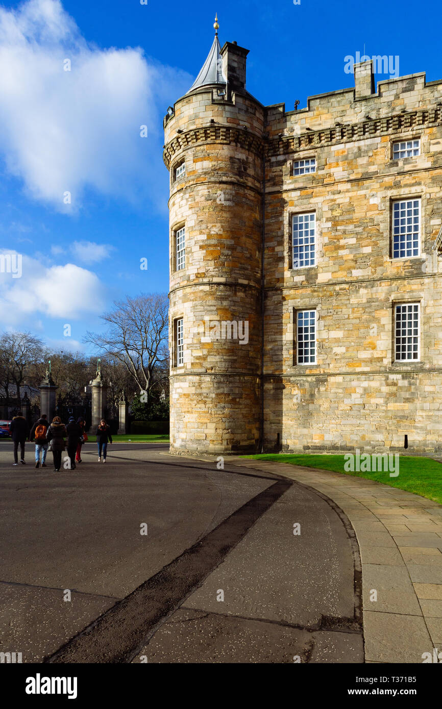 Edimbourg (Ecosse) - placé dans le Royal Mile, le palais de Holyroodhouse est la résidence officielle de la monarchie en Ecosse Banque D'Images
