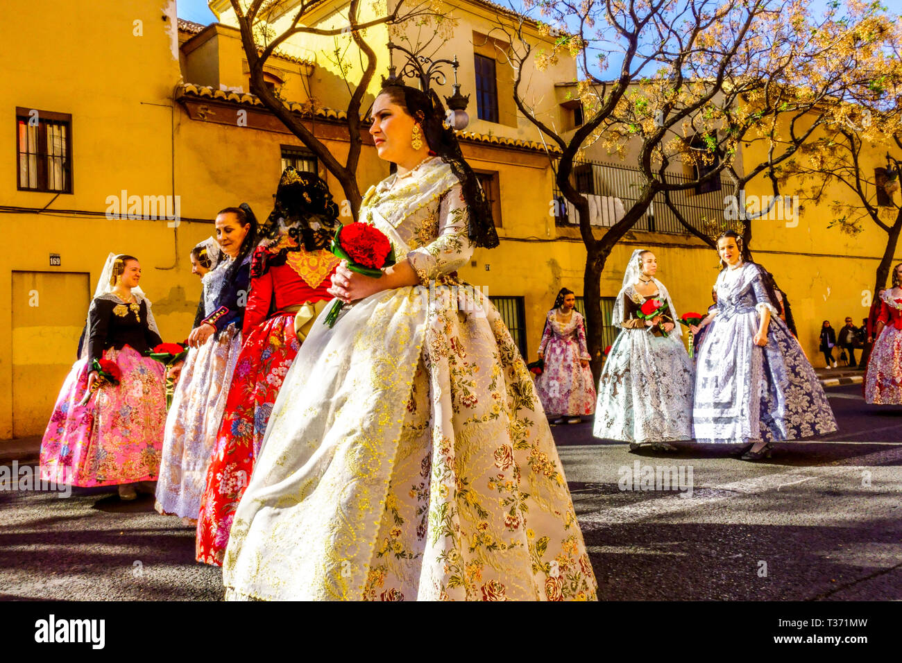 Valencia Fallas festival Espagne femmes avec des fleurs en costumes traditionnels marchant dans la ville, festival espagnol Las Fallas Valencia Espagne Banque D'Images