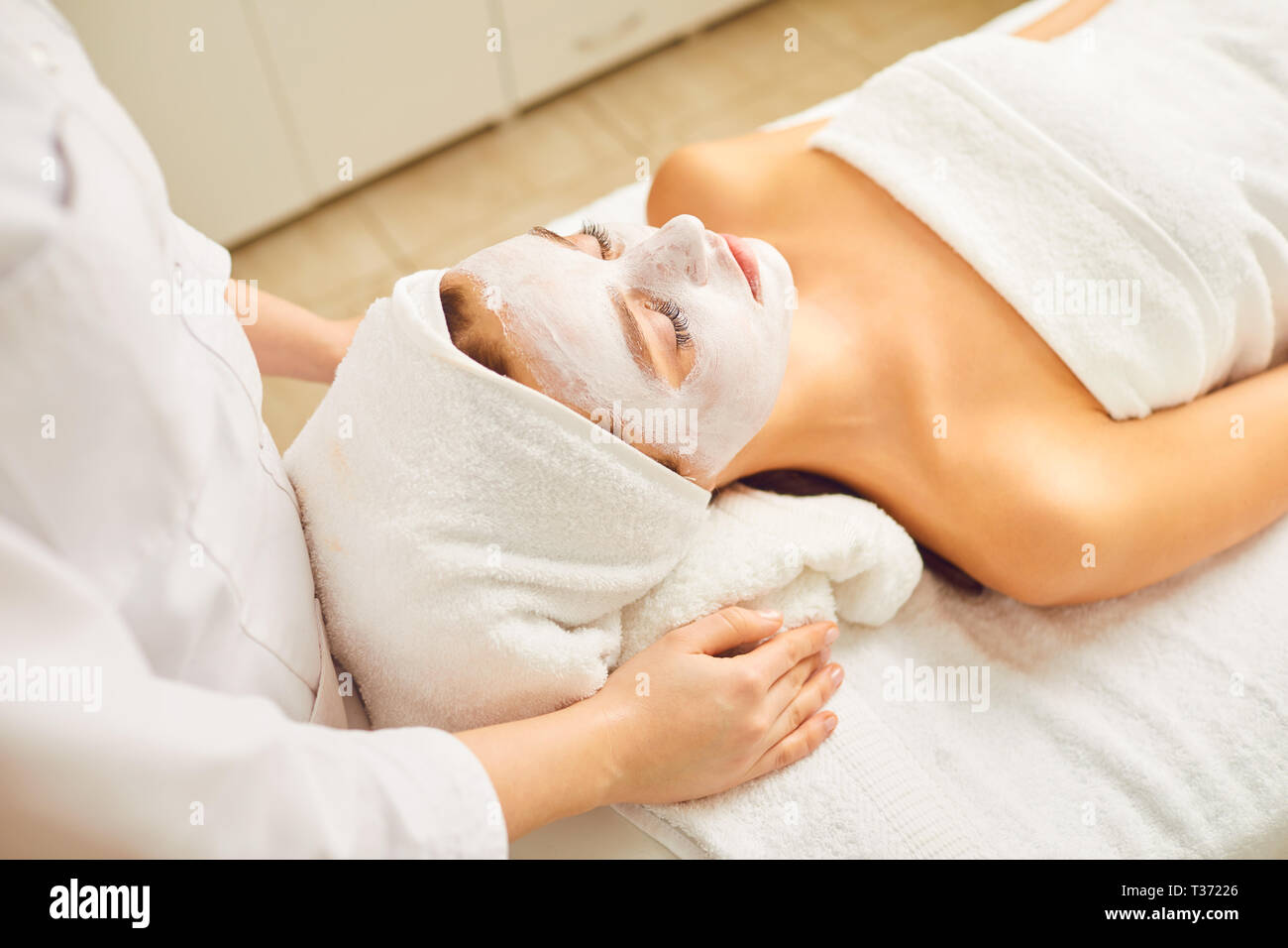 Spa woman applying facial Mask. Banque D'Images