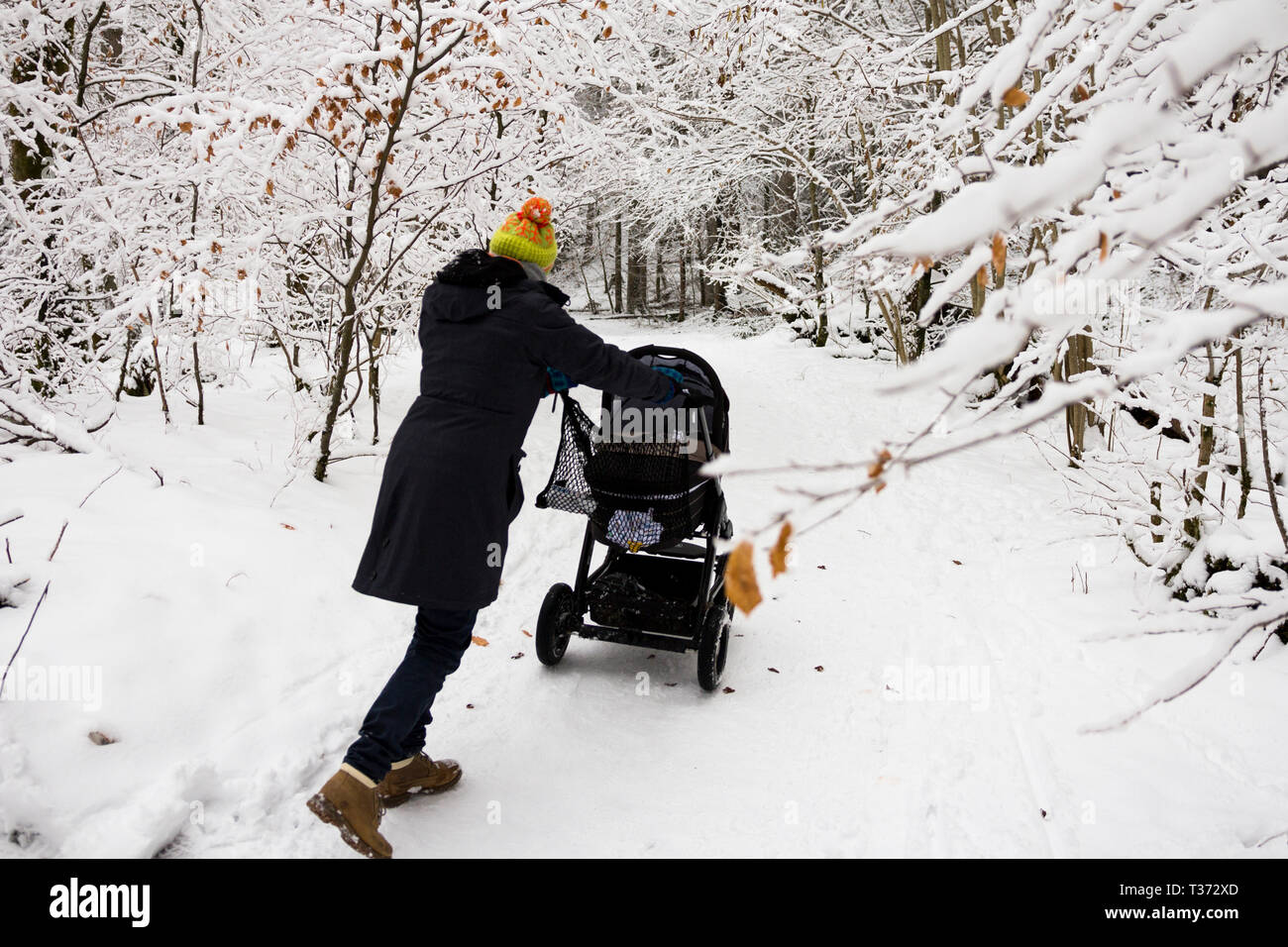 Mère promener son bébé en hiver Banque D'Images