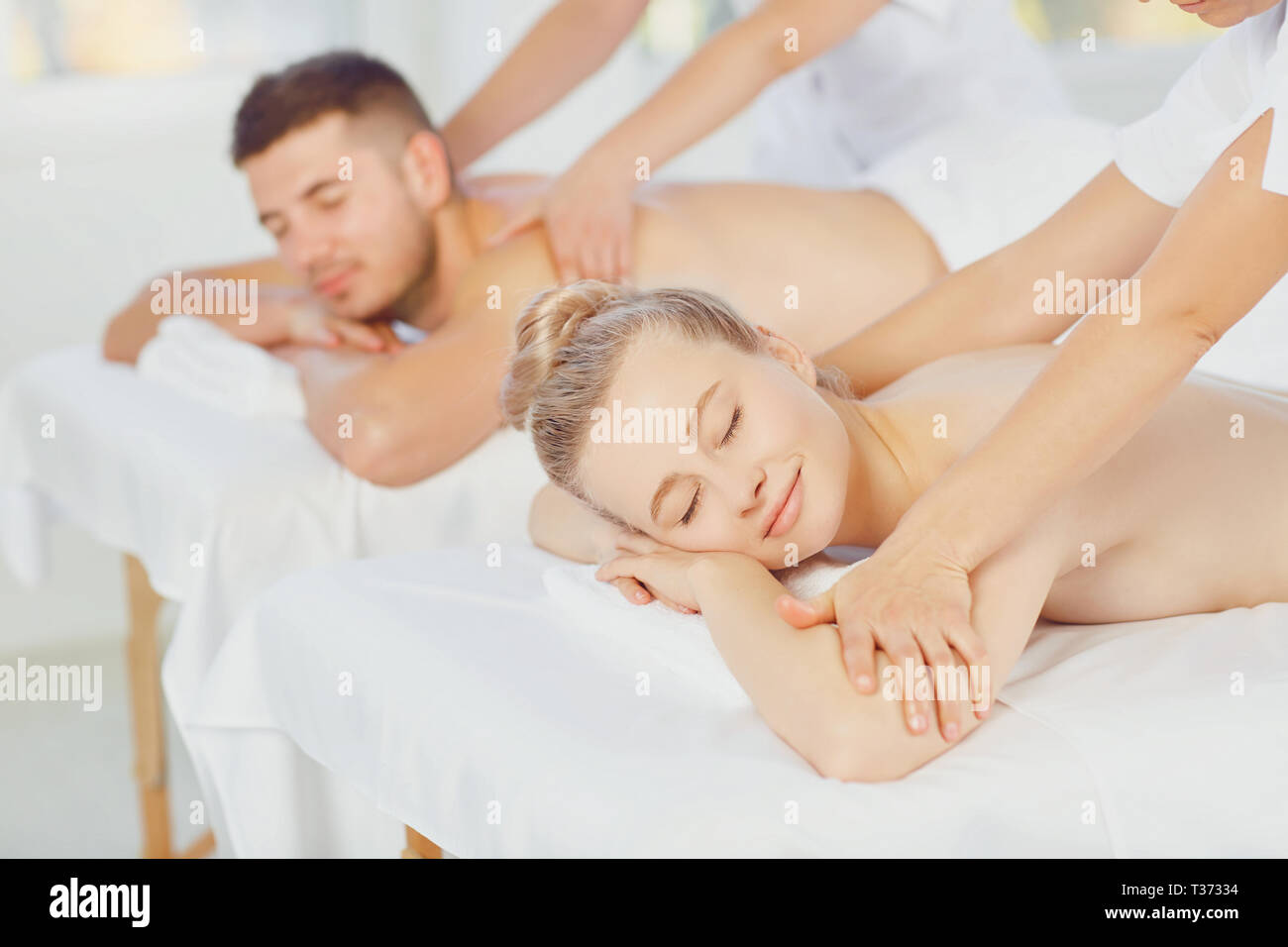 Couple massage du corps au centre de spa Banque D'Images