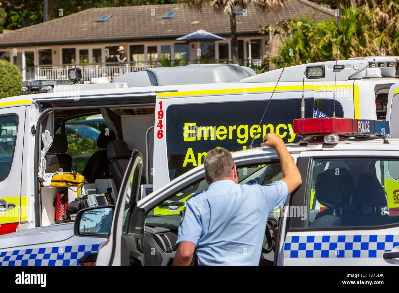 Agent de police de Nouvelle-Galles du Sud s'en voiture de police et de santé ambulance à Palm Beach, Sydney, Australie Banque D'Images
