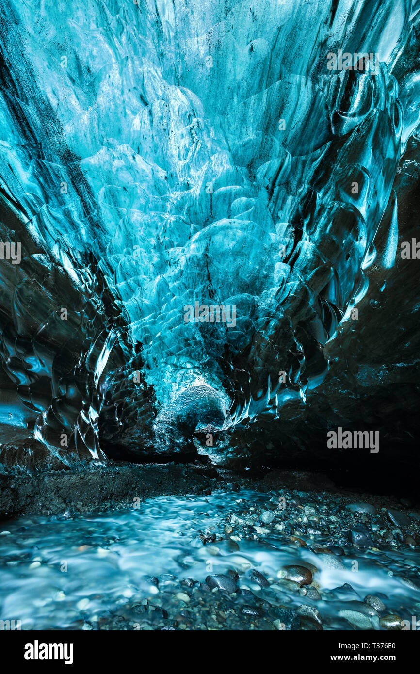 Les magnifiques grottes de glace glaciaire du glacier de Vatnajokull Islande. Situé dans le sud-est de l'île. Cette grotte est dans le Breiðamerk Banque D'Images