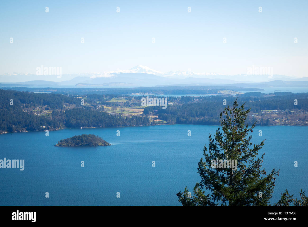 Une vue de l'Inlet Saanich et de la péninsule de Saanich Malahat Vue sur le Malahat Highway. Le mont Baker s'élève au loin. Banque D'Images