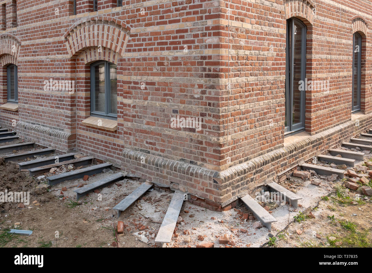 La fondation d'une maison est soutenu par des colonnes en acier Banque D'Images