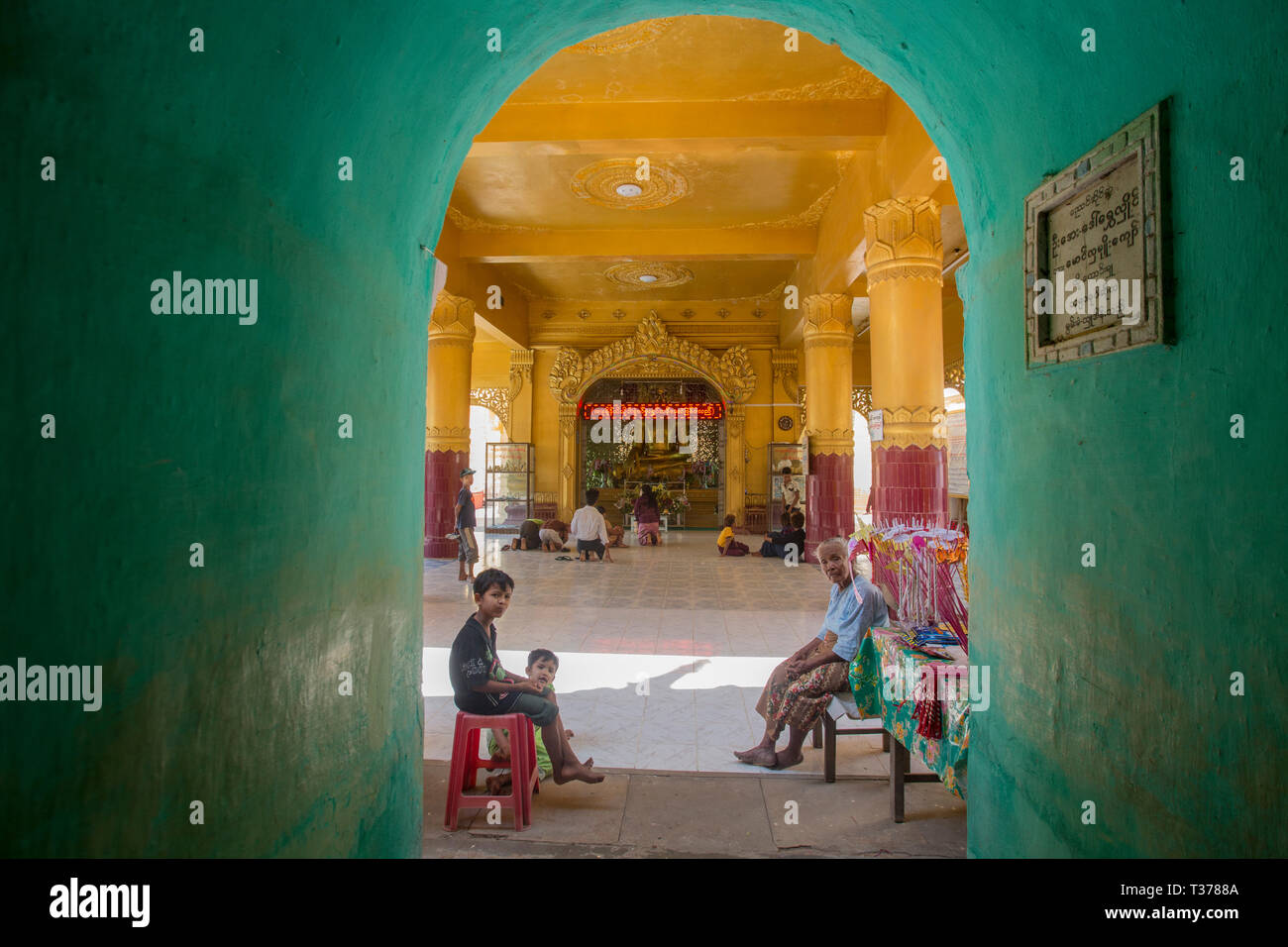 Regardant à travers un passage dans l'enceinte de la pagode Shwe Maw Yin près de Thazi, Myanmar (Birmanie). Banque D'Images