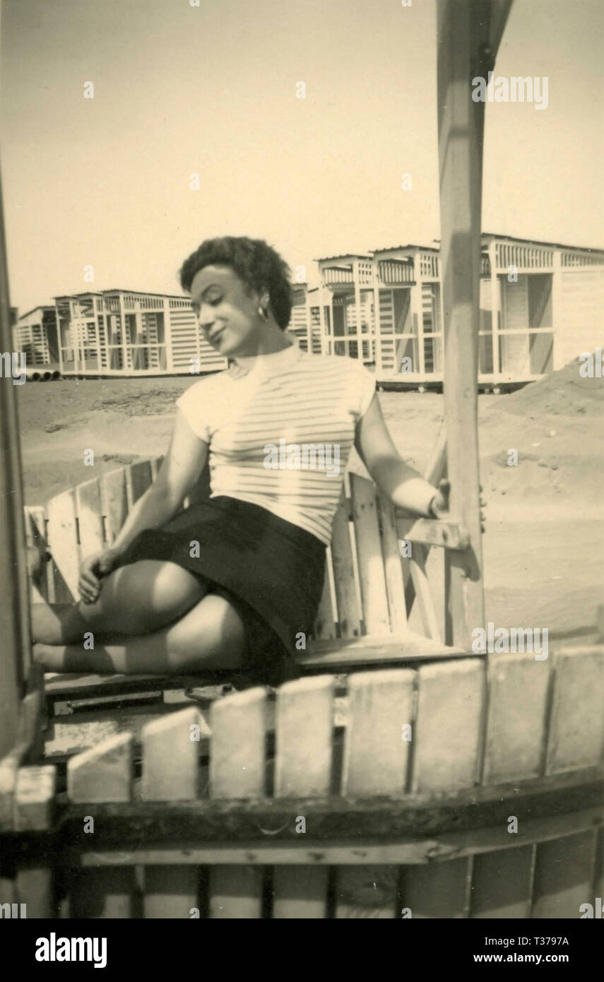 Femme à une cabine de plage, Italie 1950 Banque D'Images