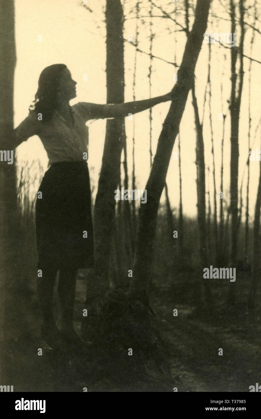 Jeune fille dans la forêt, Italie 1960 Banque D'Images