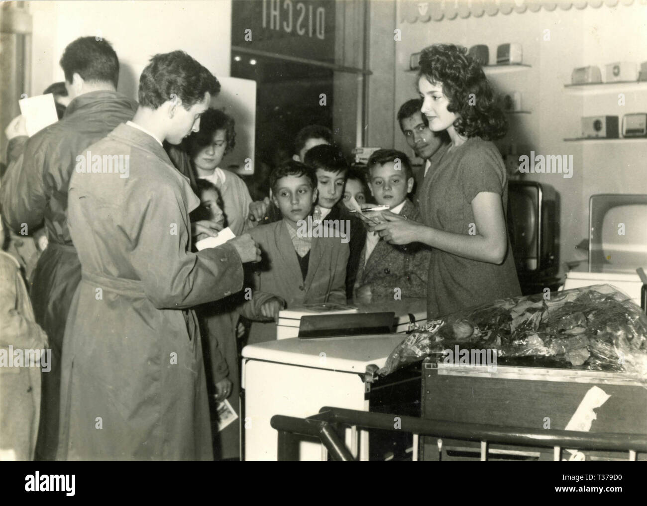 Les enfants au magasin de disques, Italie 1960 Banque D'Images