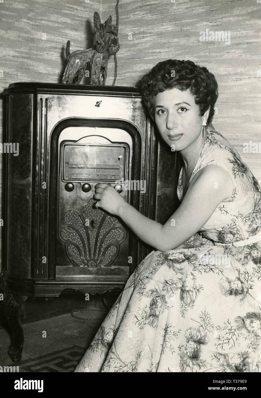 Femme posant avec la radio, Italie 1950 Banque D'Images