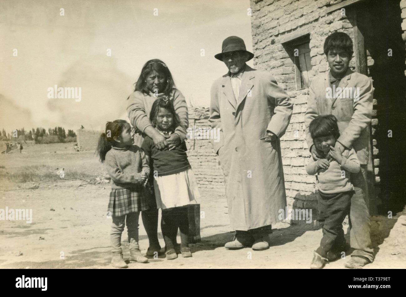 La famille d'un agriculteur à l'extérieur de la chambre, l'Argentine des années 1960 Banque D'Images