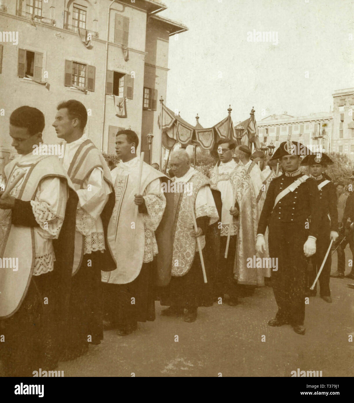 Les prêtres catholiques et les carabiniers au cours de la procession Cristo Re, Rome, Italie 1920 Banque D'Images