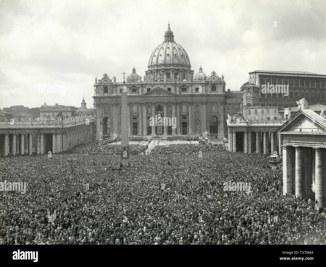 Rassemblement des catholiques dans la place Saint Pierre, Rome, Italie 1960 Banque D'Images