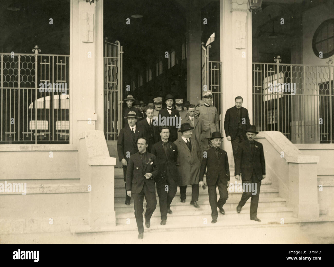 Les autorités fascistes visiter une usine, Rome, Italie 1920 Banque D'Images