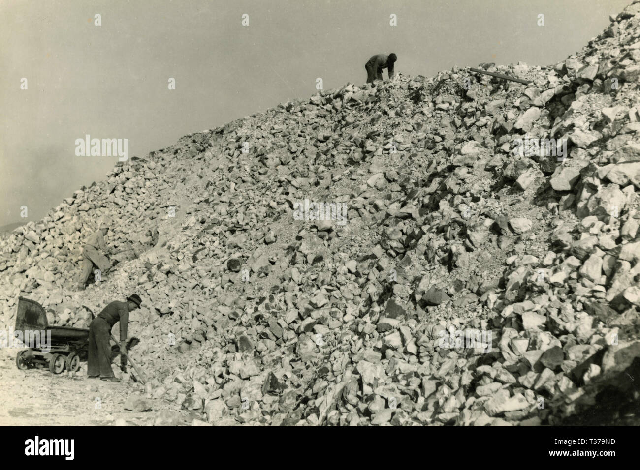 Les travailleurs de carrières de pierre, Italie 1950 Banque D'Images