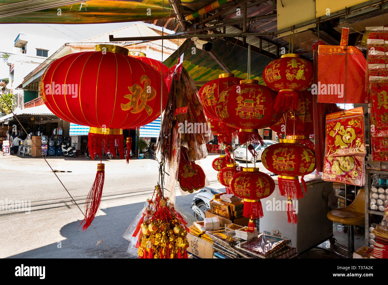 Cambodge, Kampong Cham, Kompong (centre-ville), le Nouvel An Chinois, Festival de Printemps décorations sur vente Banque D'Images