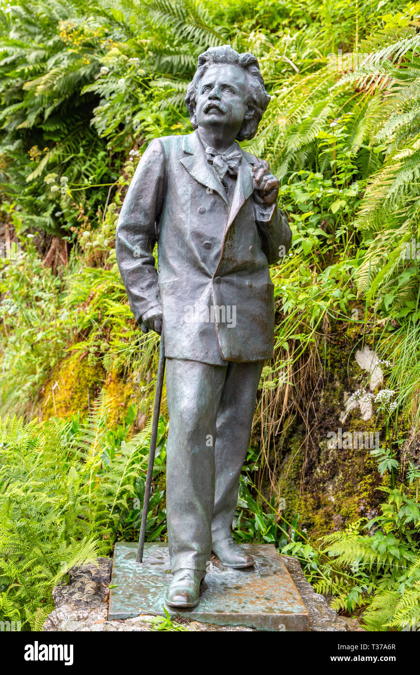 Bergen, Norvège - Jule, 2016 : Edvard Grieg s statue grandeur nature en haut de la voie de sa composition cabane à Troldhaugen, Bergen, Norvège. Banque D'Images