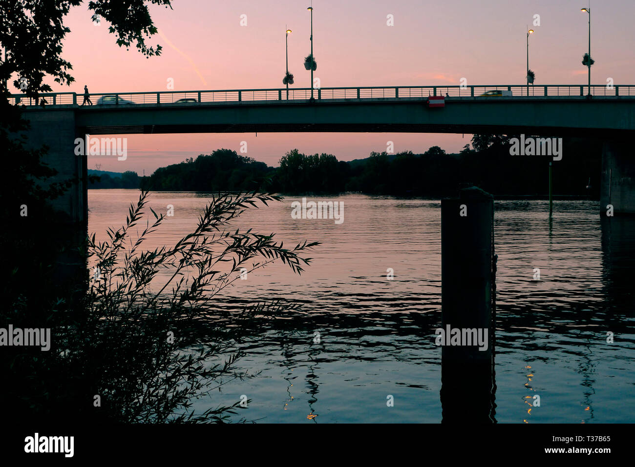 Pont Clemenceau (Pont Clemenceau) au coucher du soleil, Vernon, France Banque D'Images
