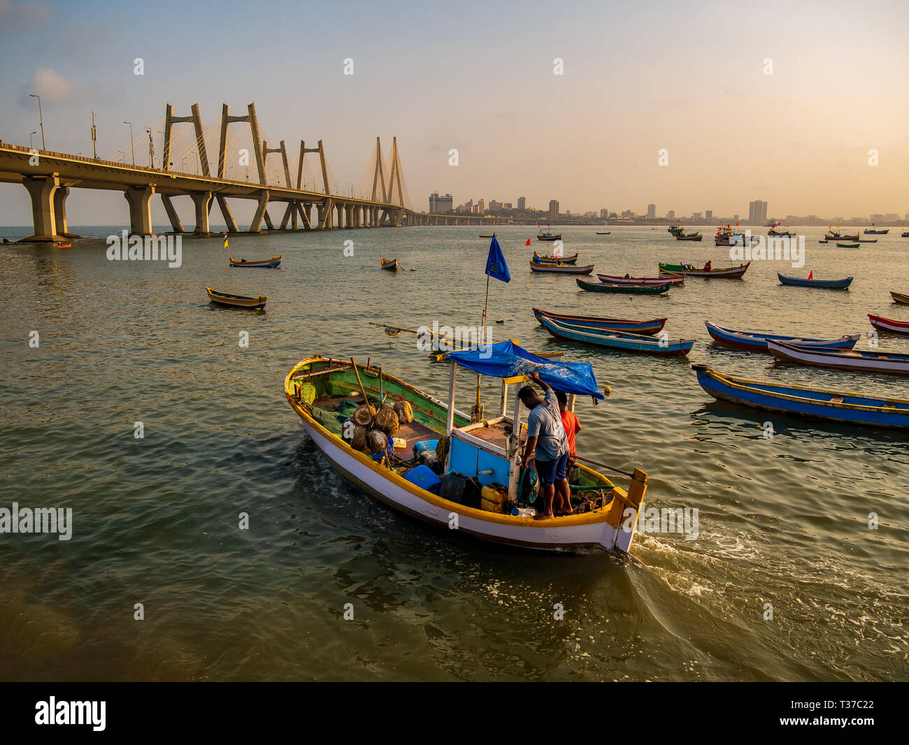 Mumbai, Inde - le 31 mars 2019 : un chalutier pêcheur passant près de pont Bandra-Worli Sealink Banque D'Images