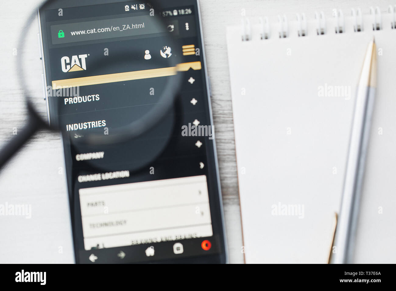 Los Angeles, Californie, USA - 3 Avril 2019 : Cat, Caterpillar Inc Site officiel Accueil sous loupe. CAT Concept, logo Caterpillar Inc. Banque D'Images