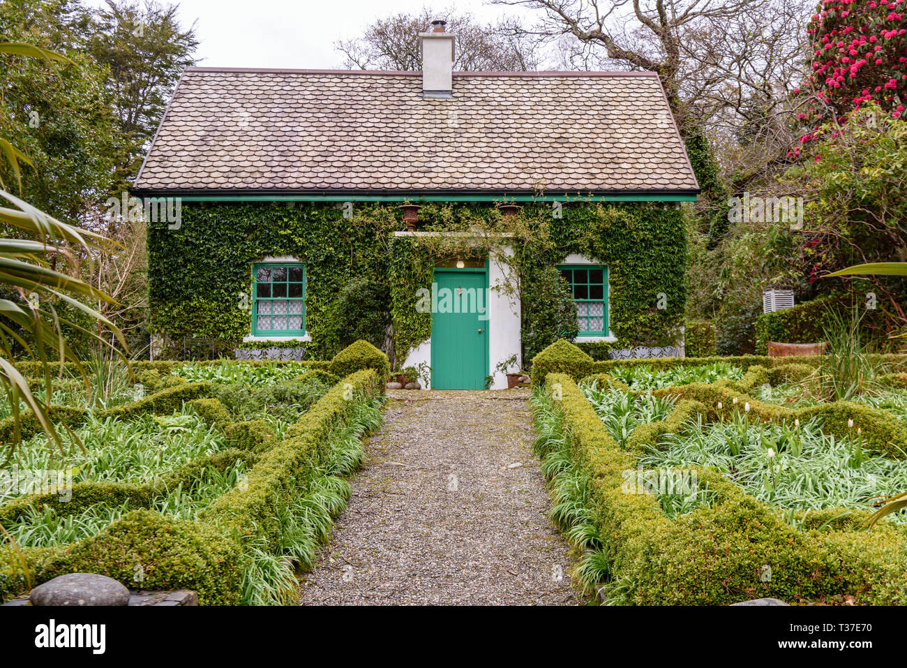 Joli petit cottage irlandais, avec un jardin bien entretenu avec fort de trésorerie. Banque D'Images