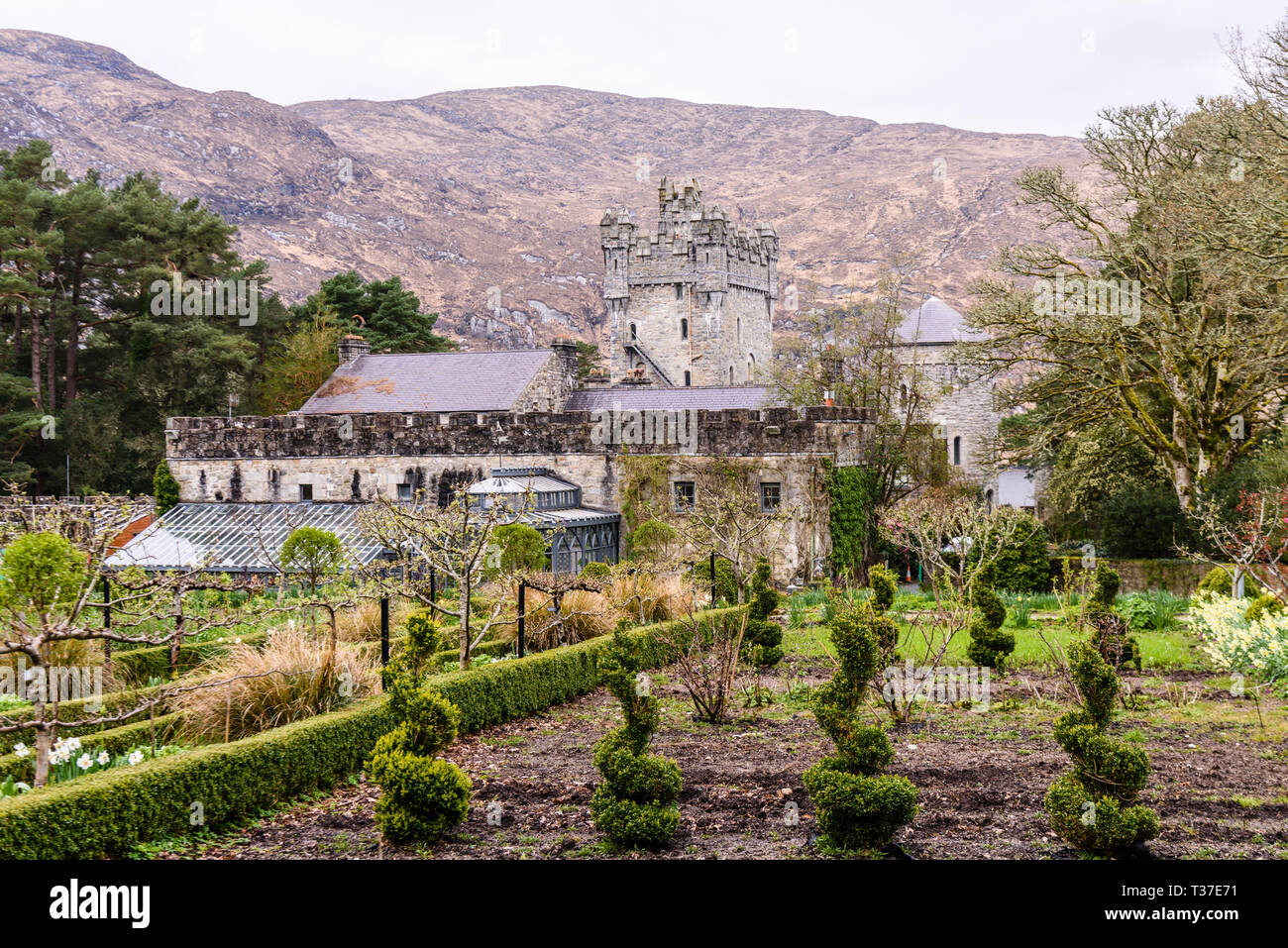 Topiary et fort des haies dans les jardins du château de Glenveagh, Donegal, Irlande. Banque D'Images