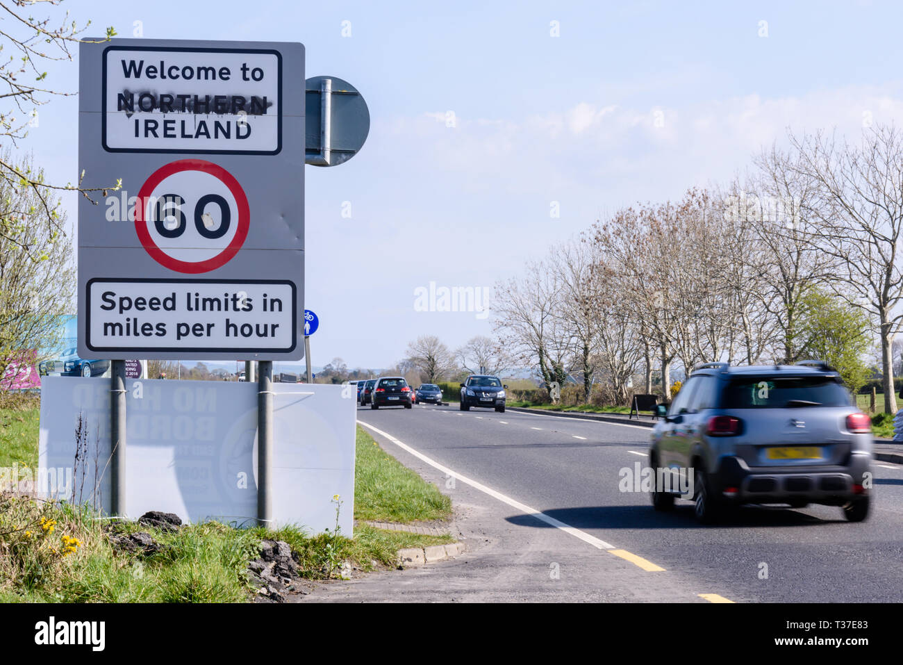 Inscrivez-vous à la frontière irlandaise entre Irlande du Nord et la République d'Irlande. Banque D'Images
